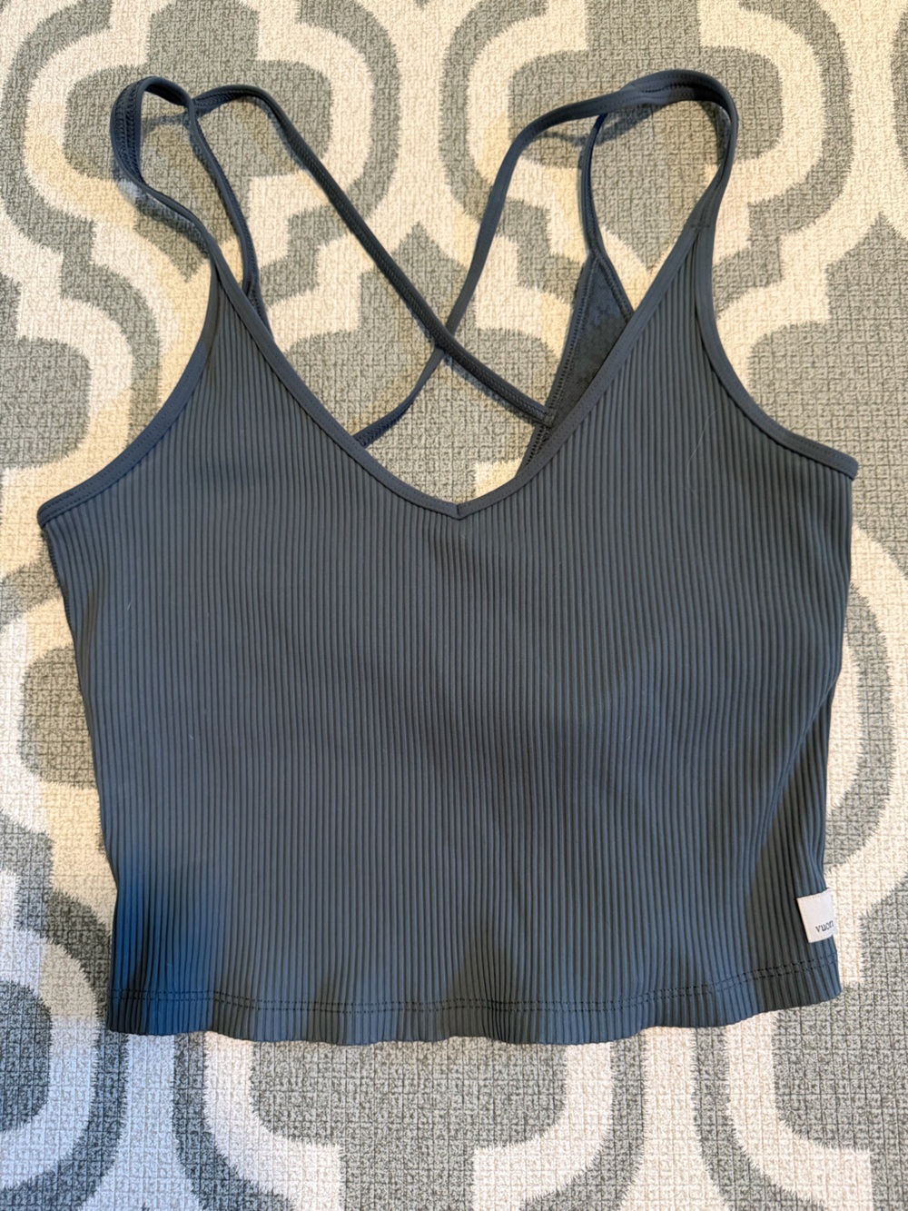 Vuori women’s large ribbed gray crossback strappy crop top with built in bra